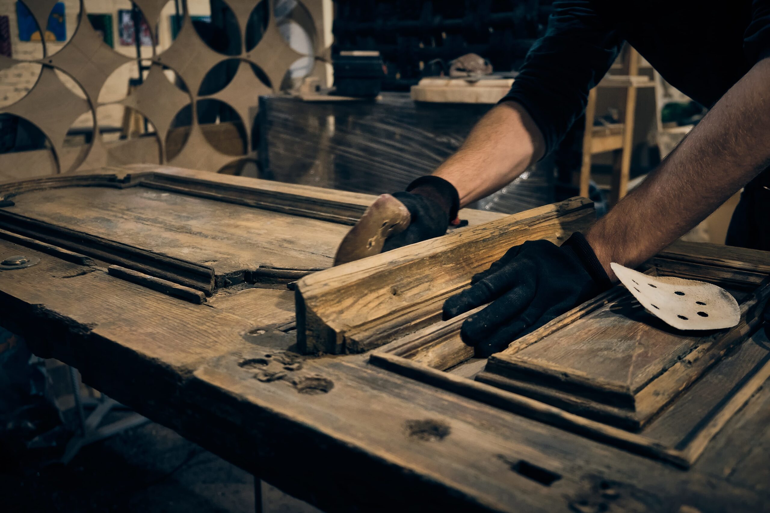 Bien choisir sa cire ou son vernis pour du bois massif